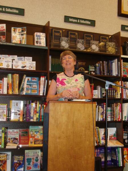 Linda reading an excerpt from Wai-nani at Barnes and Noble Encino, CA.